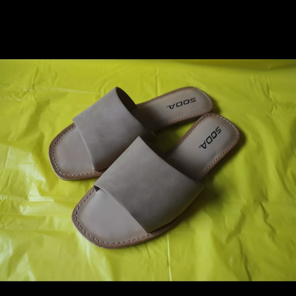 Soda Shoes Efron-S Women Flip Flops Basic Plain Slippers Slip On Size 6 NWOT